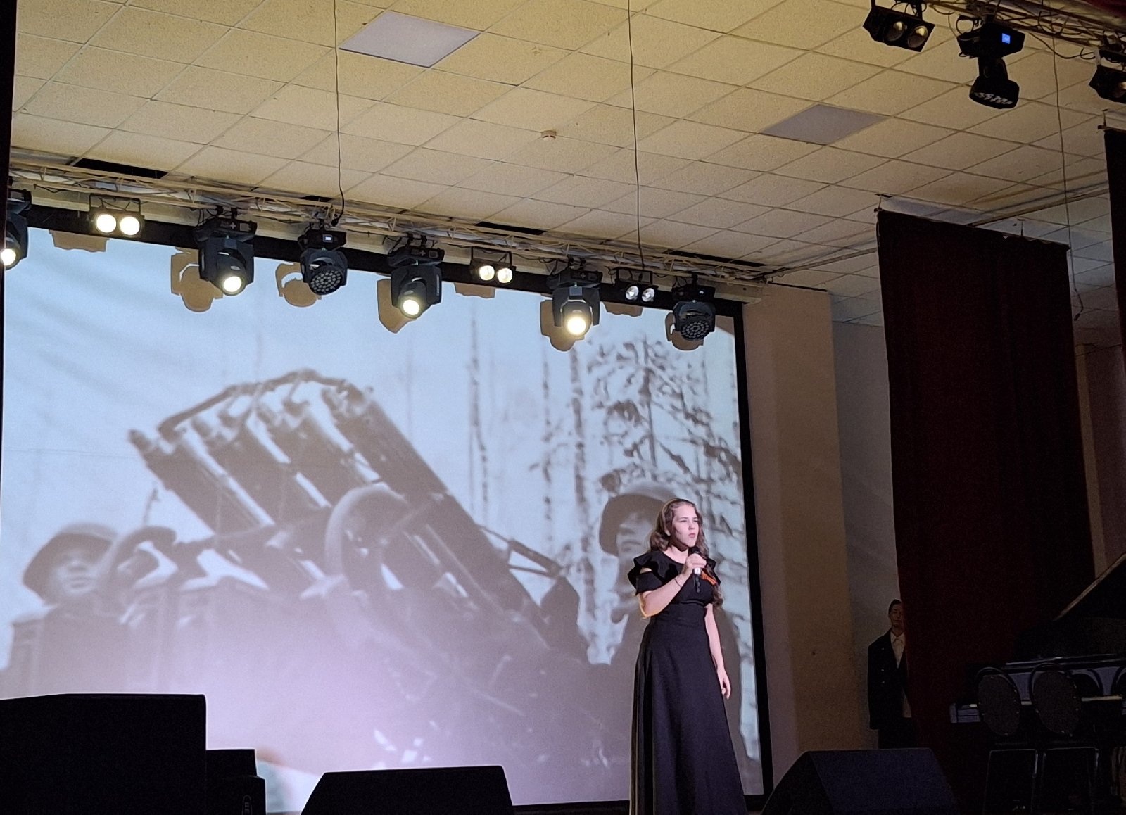 Студенты группы 24 ФПИ1 на концерте «Одна на всех Великая Победа!»